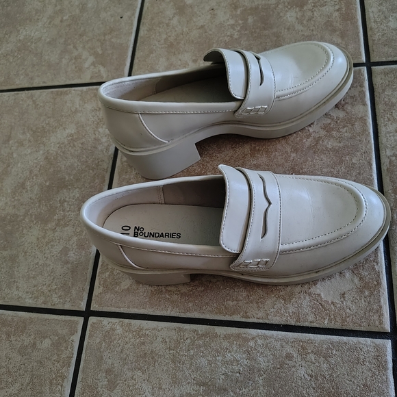 No Boundaries Women's Tan Loafers - Picture 4 of 5